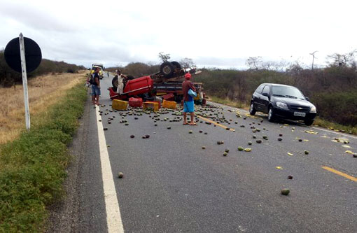 Dom Basílio: Caminhonete carregada de manga tomba na BA-148