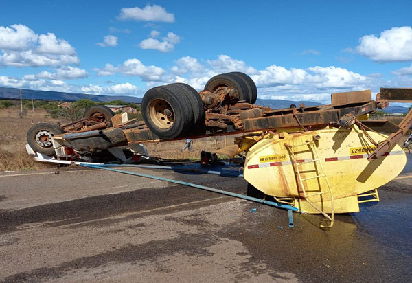 Caminhão pipa tomba entre Dom Basílio e Livramento de Nossa Senhora