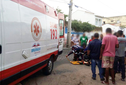 Brumado: motociclista derrapa em areia acumulada pelas chuvas e é encaminha ao hospital