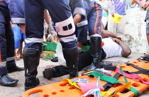 Brumado: Caminhonete colide em moto; motociclista fica com a perna ferida