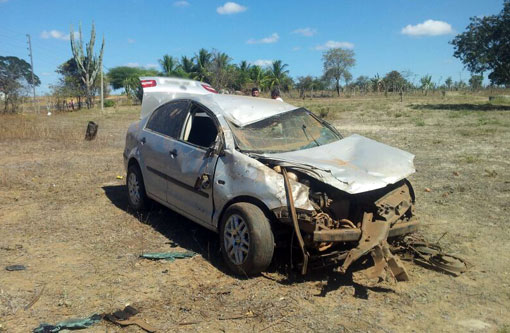 Lagoa Real: Motorista perde controle da direção e carro capota na BA-940