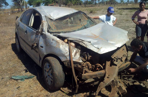 Lagoa Real: Motorista perde controle da direção e carro capota na BA-940