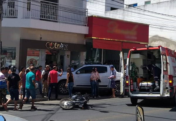 Brumado: mulher perde controle de veículo, sobe calçada e atropela uma pessoa no centro da cidade