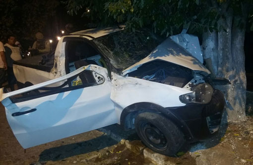 Brumado: Motorista perdeu o controle do veículo e colidiu contra Van e árvore na entrada da cidade