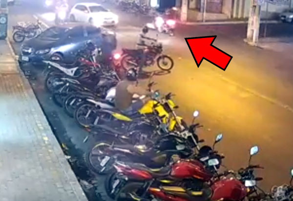 Brumado: Motociclistas colidem frontalmente na Rua Coronel Tibério Meira; veja o vídeo