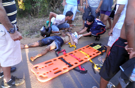 Brumado: Motociclista se distrai e cai em esgoto no esconso