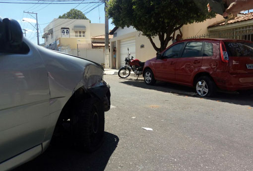 Brumado: automóvel colide contra outro que estava estacionado na Rua Euclides da Cunha