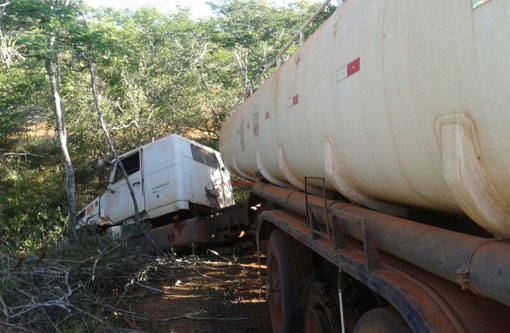 BR-030: Carreta Tanque que presta serviço a Fiol se envolve em acidente