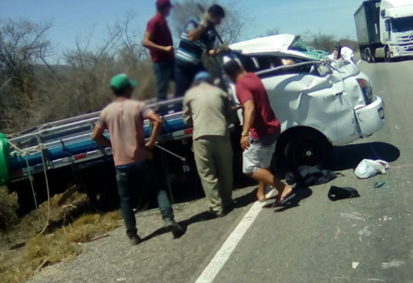 Brumado: motorista e passageiro ficam feridos após caminhonete capotar na BR-030