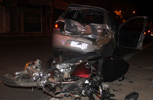 Brumado: Homem foge da polícia e colide motocicleta contra automóvel na Avenida Antônio Mourão Guimarães