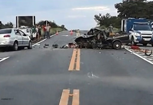 Duas pessoas morreram em acidente envolvendo dois carros e uma moto na BR-030, próximo a Guanambi