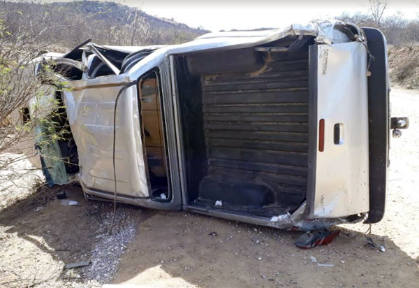 Motorista perde controle da direção e capota caminhonete entre Sussuarana e Anagé