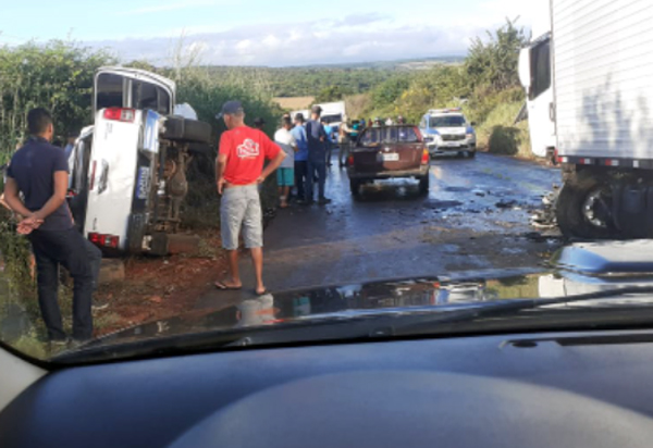 Homem morre após colisão entre Hilux e caminhão entre Caculé e Ibiassucê