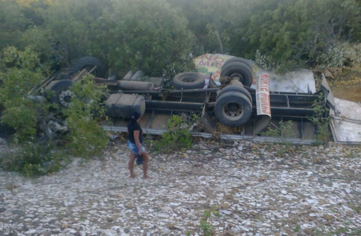 Ituaçu: Caminhoneiro morre após tombar caminhão na BA-142