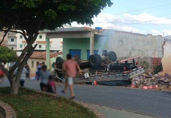 Ituaçu:  Caminhão perde freio e tomba na praça Sete de Setembro