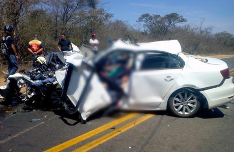 Caetité: Grave acidente entre carro e ônibus da Gontijo deixa saldo de dois mortos