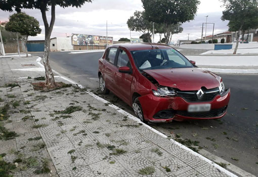 Brumado: condutor perde controle de veículo e colide contra árvore na Avenida João Paulo I