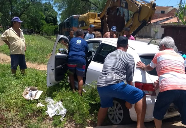 Brumado: carro é atingido por trem no bairro Dr.Juracy; não houve feridos