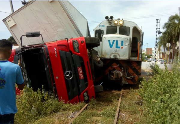 Caminhão tomba após ser atingido por locomotiva em passagem de nível no centro de Brumado
