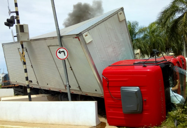 Caminhão tomba após ser atingido por locomotiva em passagem de nível no centro de Brumado