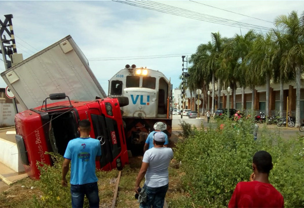 Caminhão tomba após ser atingido por locomotiva em passagem de nível no centro de Brumado