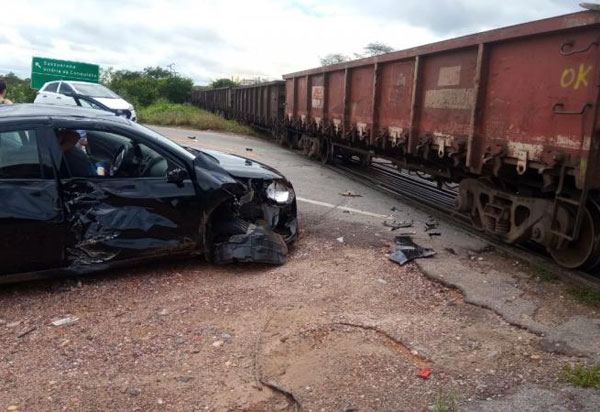 Carro se envolve em acidente com trem na linha férrea entre Brumado e Ibitira