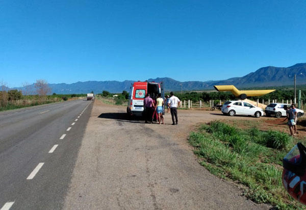 Motociclista fica ferido após colisão entre carro e moto na BA-148