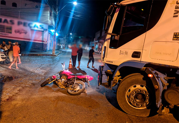 Caminhão e moto colidem em Livramento de Nossa Senhora