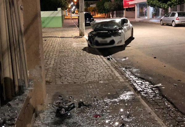 Livramento: motorista perde controle da direção e colide automóvel contra clinica