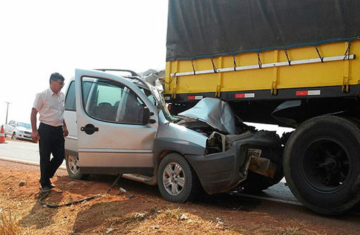 Carro entra embaixo de carreta e três da mesma família ficam feridos na BA