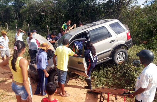Malhada de Pedras: Após perder controle da direção homem bate carro em barranco