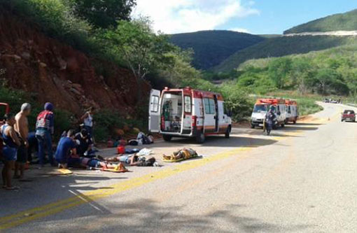 BA-148: Caminhonete que transportava trabalhadores rurais tombou próximo a Marcolino Moura