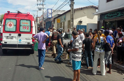 Brumado: Em acidente, mulher é arremessada para dentro de carroceria de utilitário