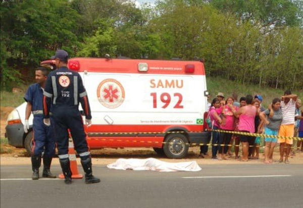 Estudante morre atropelada ao descer de ônibus escolar na BA-262