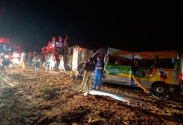 Acidente entre van, caminhão e ônibus mata 12 na Bahia