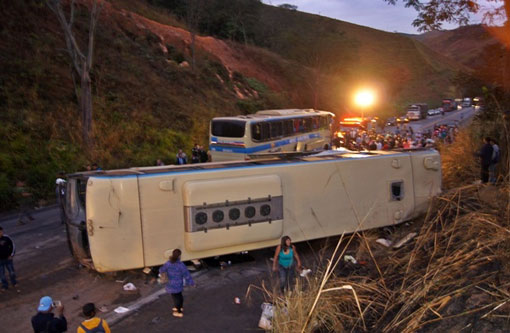 MG: Acidente envolvendo dois ônibus da Novo Horizonte deixa uma pessoa morta e várias feridas 