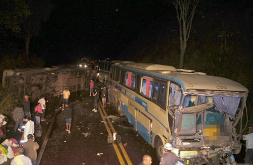 MG: Acidente envolvendo dois ônibus da Novo Horizonte deixa uma pessoa morta e várias feridas 