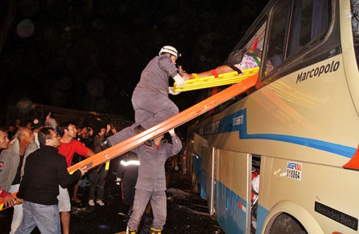 MG: Acidente envolvendo dois ônibus da Novo Horizonte deixa uma pessoa morta e várias feridas 