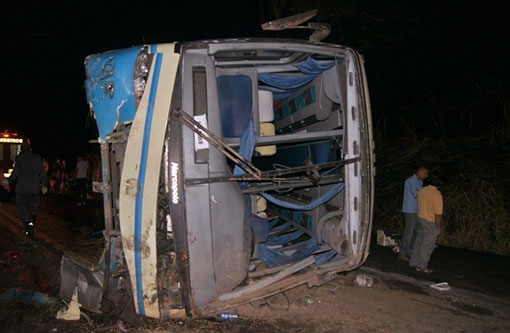 MG: Acidente envolvendo dois ônibus da Novo Horizonte deixa uma pessoa morta e várias feridas 