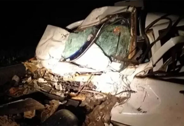 Pai, mãe e dois filhos morrem em acidente entre carro e ônibus no extremo sul da Bahia