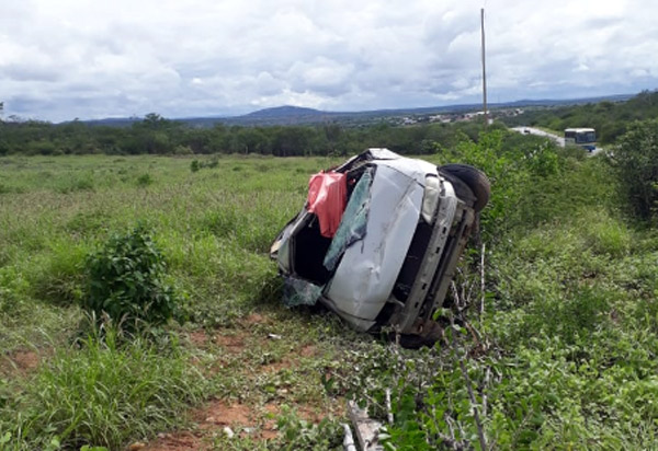 Carro capota e uma pessoa morre na BR-030, em Sussuarana 