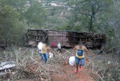 BA-262: ônibus da Novo Horizonte cai em ribanceira próximo a Anagé