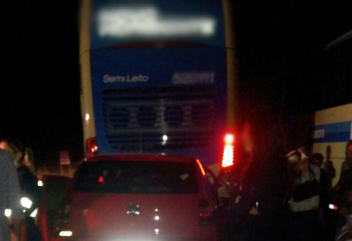 Guanambi: homem morre após colidir carro contra fundo de ônibus na Serra dos Brindes