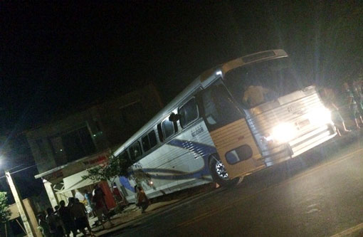 Brumado: Ônibus desgovernado invade mercadinho na Vila Presidente Vargas