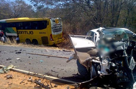 Caetité: Grave acidente entre carro e ônibus da Gontijo deixa saldo de dois mortos