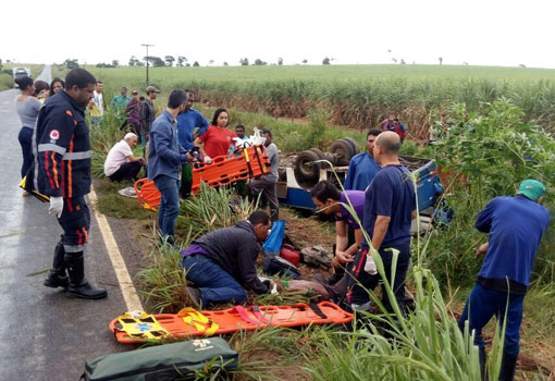 Ônibus com 46 passageiros tem problemas mecânicos e tomba no sul da Bahia