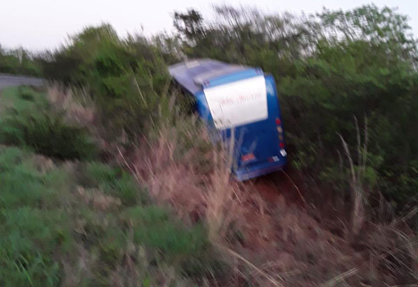Ônibus e carro colidem na BR-030 na comunidade de Pancadão em Lagoa Real