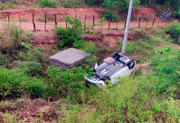 Carro com Policiais da 46ª CIPM-Livramento capota a caminho de Vitória da Conquista