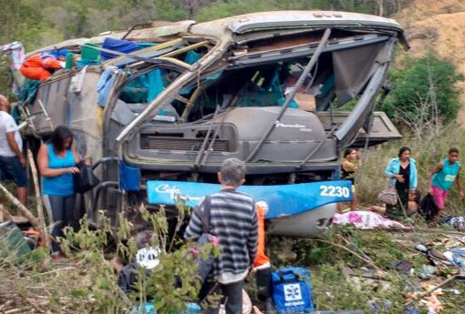 Seis pessoas morrem e 50 ficam feridas em acidente com ônibus de turismo na BR-116