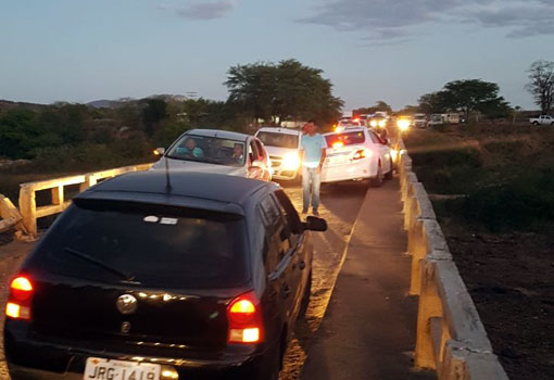 Carros colidem frontalmente sobre ponte em Sussuarana 